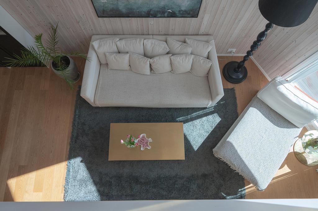 Från våning två blickar man ner över de sociala ytorna från mezzaninbalkongen