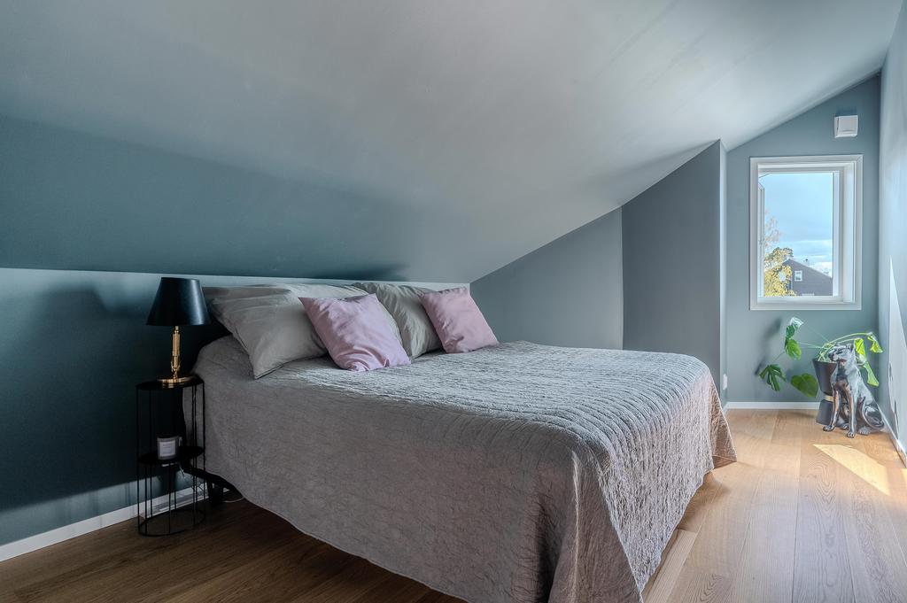 Den tidigare vinden är inredd och erbjuder sovrum och dressingroom