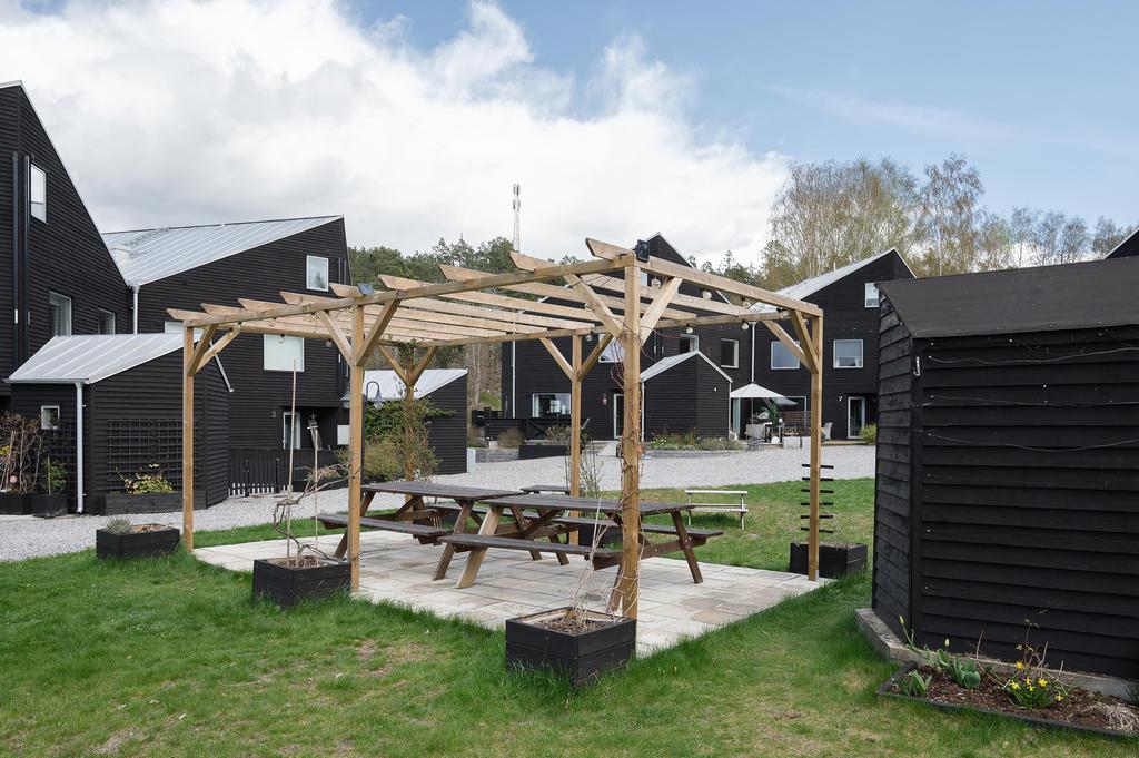 På gården samlas ofta grannarna under pergolan, såväl sommar som vinter