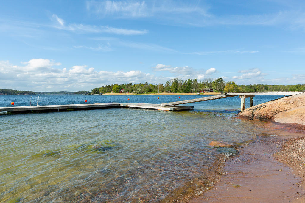 Linanäsbadet, med bad från strand och brygga