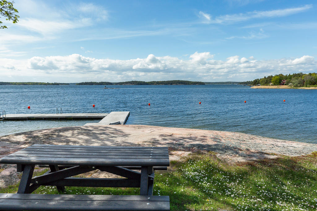 Linanäsbadet, med bad från strand och brygga
