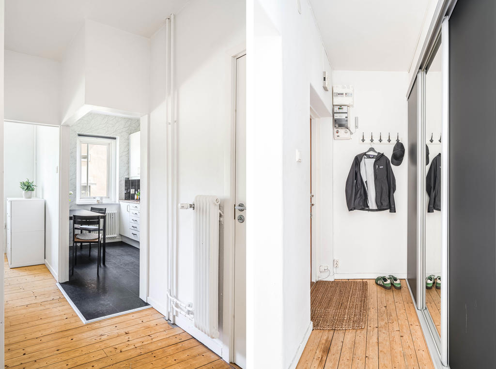 Hall med skjutdörrsgarderob