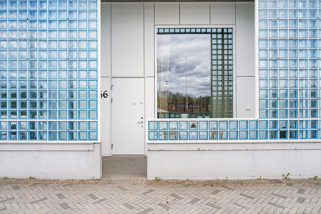 Innovativ fasad smyckad med blå glasblock