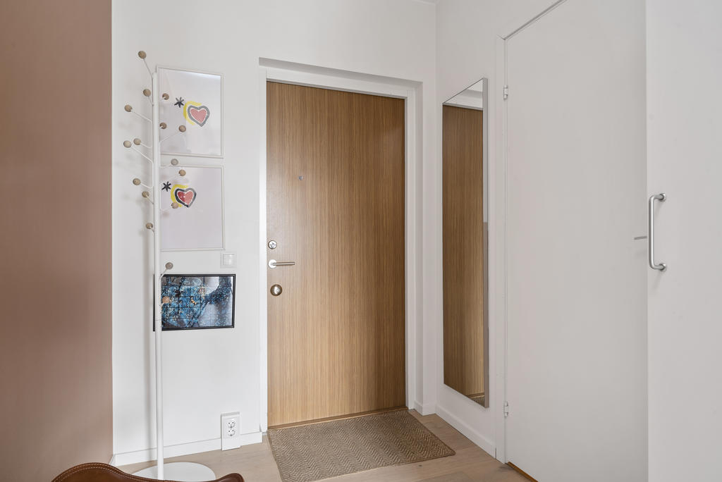 Rymlig hall med gott om plats för avhängning