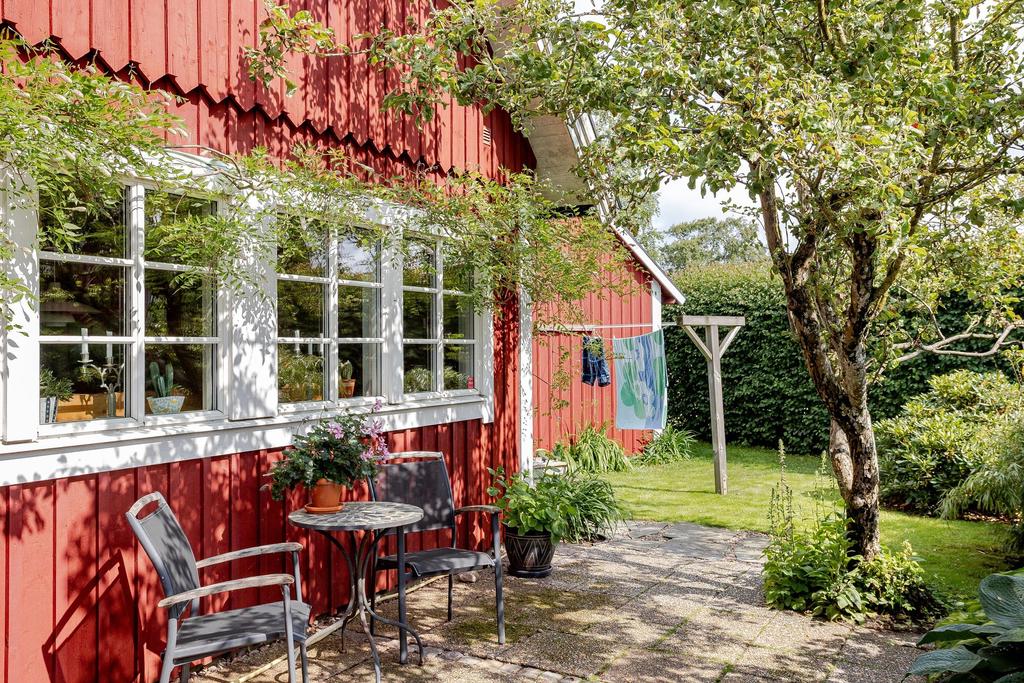 En riktig oas mitt på eftertraktade Skrea Strand – det här är ett hem för dig som längtar efter ett lugnt och privat läge med havet som granne.