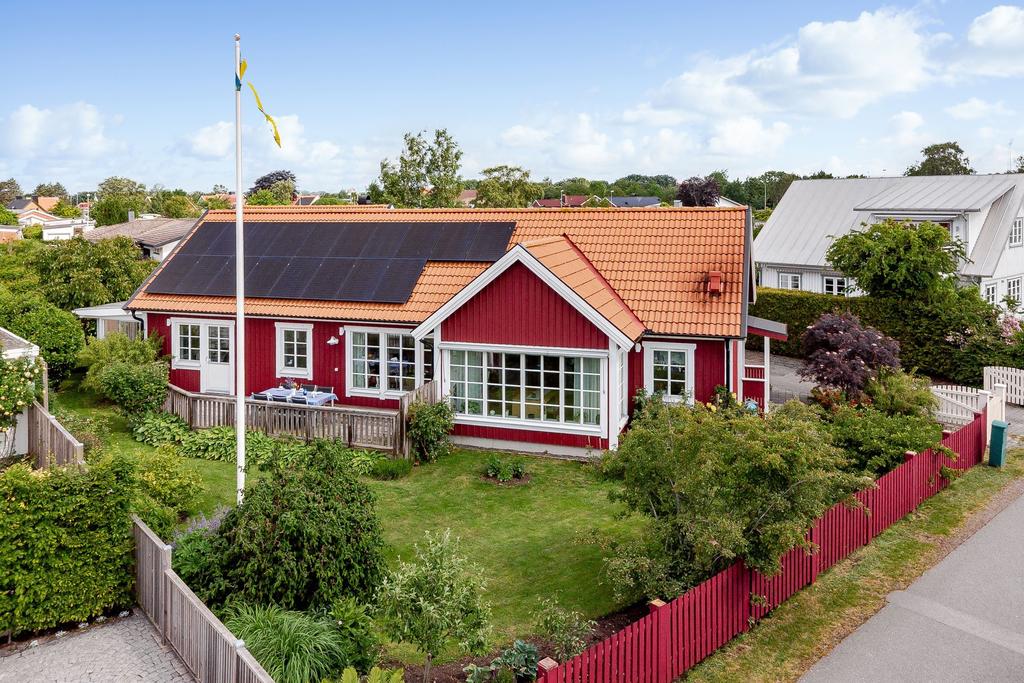 Huset byggdes ursprungligen 1976 och har under 2008 fått en smakfull tillbyggnad som smälter samman med originaldelen på ett sätt som gör att hela hemmet upplevs harmoniskt och väl genomtänkt.