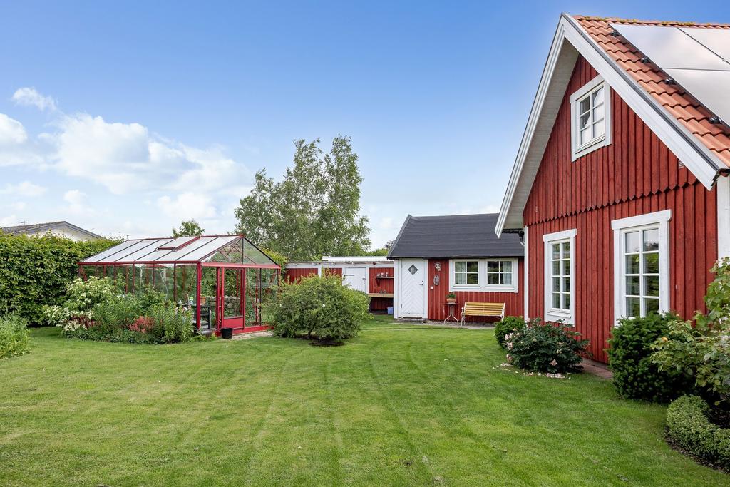 Trädgården är något alldeles extra – en grönskande, blomstrande plats som bjuder in till lugn, umgänge och odlingsglädje. 