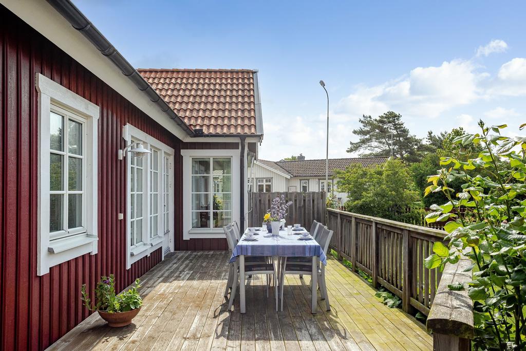 En altan med markis som ger skön skugga under varma sommardagar.