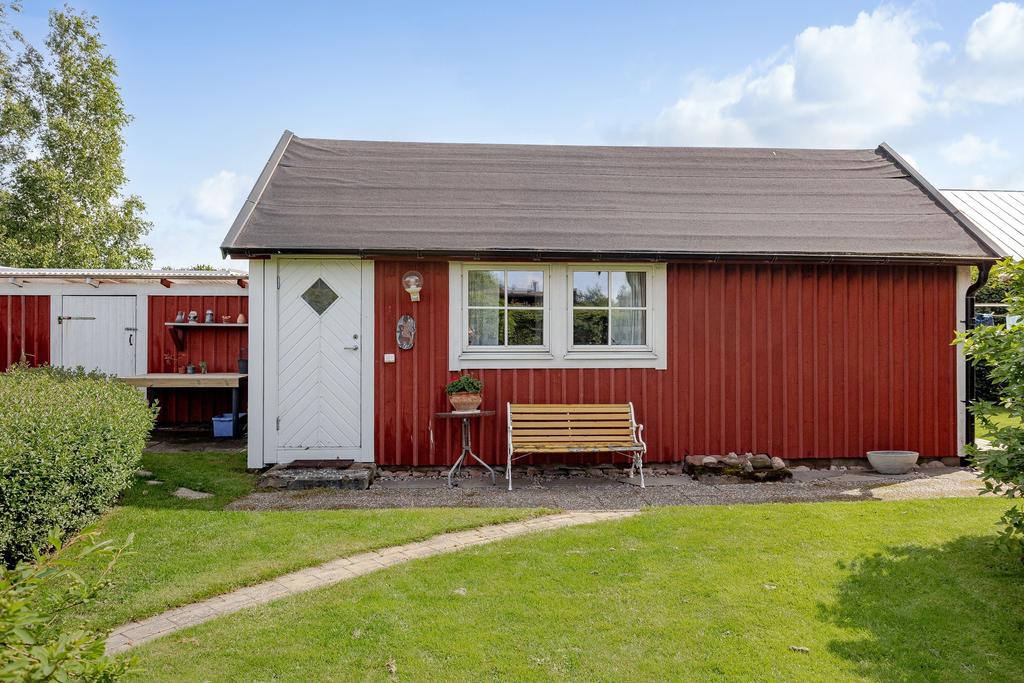 Förutom den charmiga huvudbyggnaden finns även ett gästhus och en praktisk redskapsbod.
