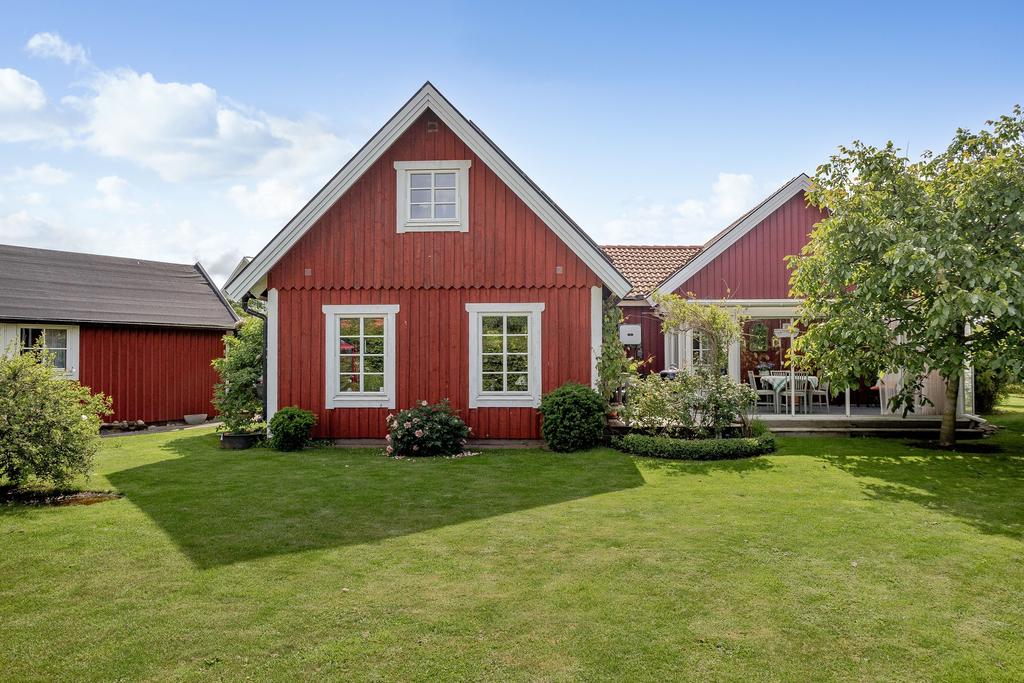  Det finns flera uteplatser i skyddat läge, en flaggstång som ramar in trädgården, samt ett uterum i direkt anslutning till huset 