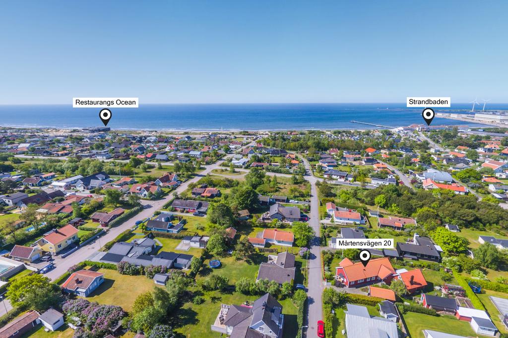 Här bor du bara några minuters promenad från stranden, badbryggan och de vidsträckta sanddynerna, men ändå med närhet till både stadskärnan, motorvägen och järnvägsstationen.