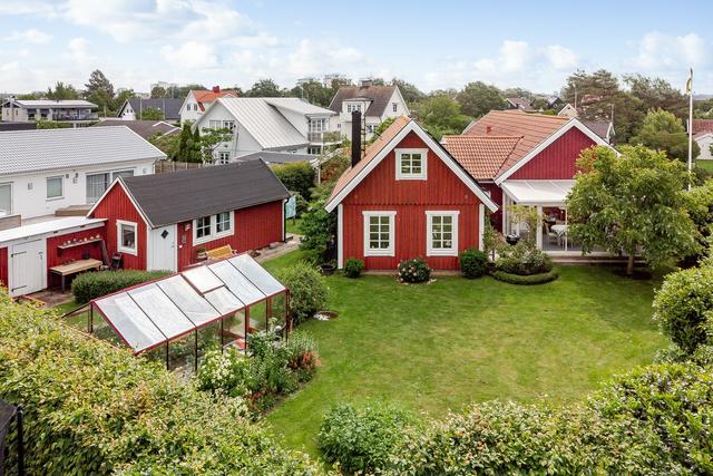 Unik fastighet i hjärtat av Skrea Strand – med strandliv, grönska och gästhus