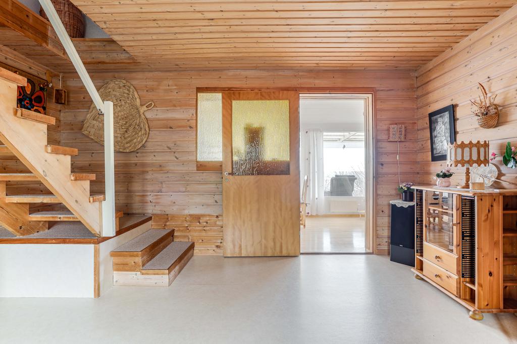 Mot utbyggnaden och trapp till övre plan