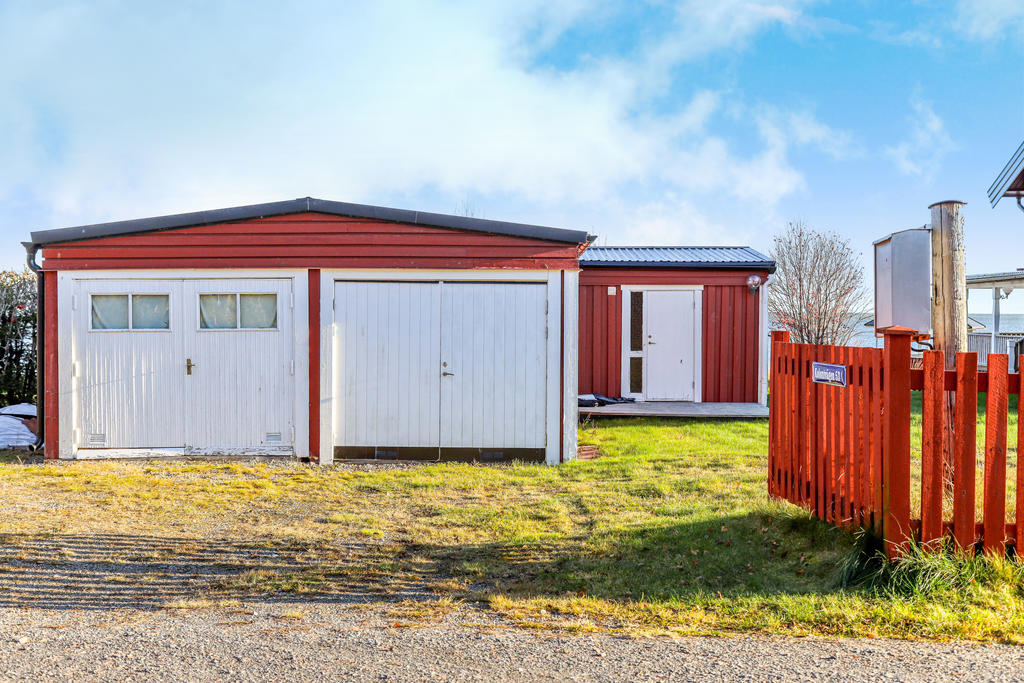 Det högra garaget tillhör säljaren. Gästhuset i bakgrunden