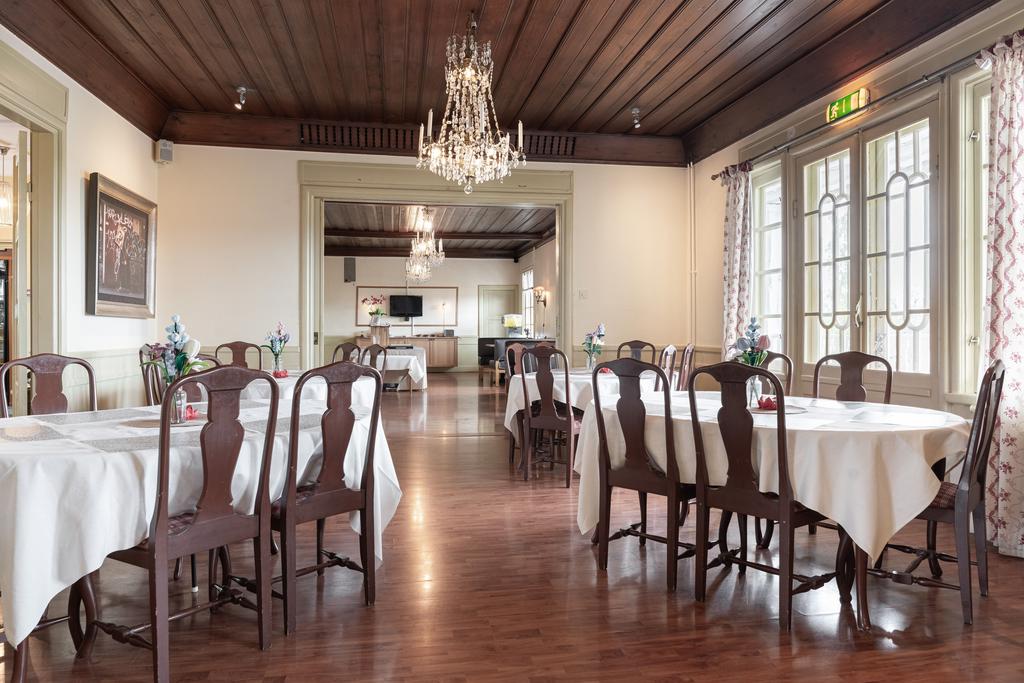 Ytterligare en matsal som möter den andra.