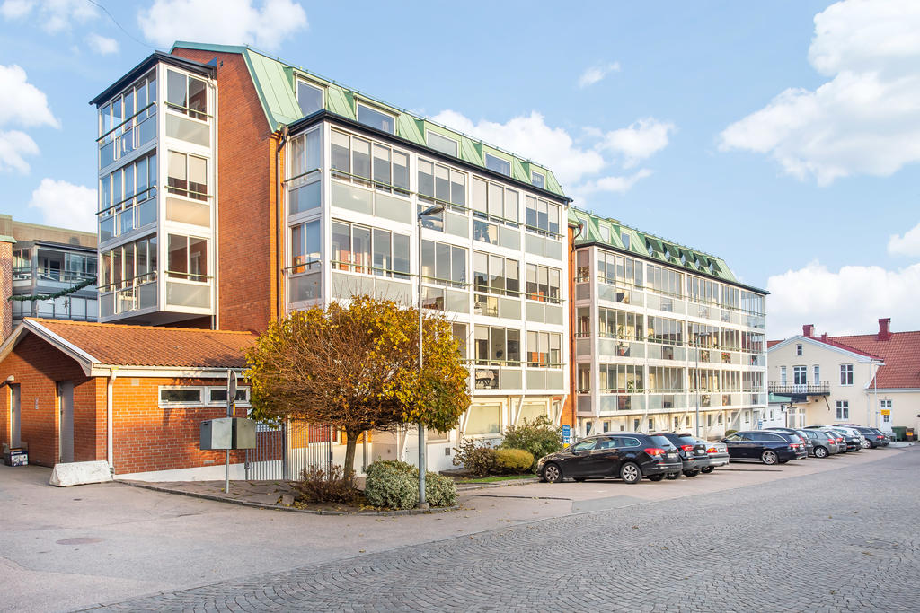 Vy från Apoteksgatan mot balkongen som vetter åt sydväst