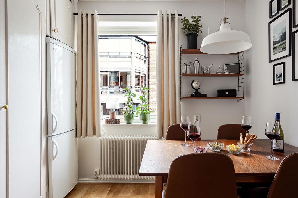 Matplats i köket med utsikt mot Köpmansgatan 