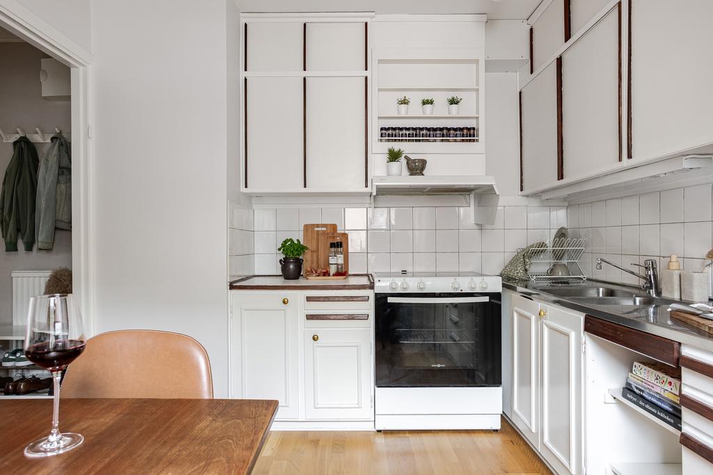 Charmigt med luckor i originalutförande som vitmålats