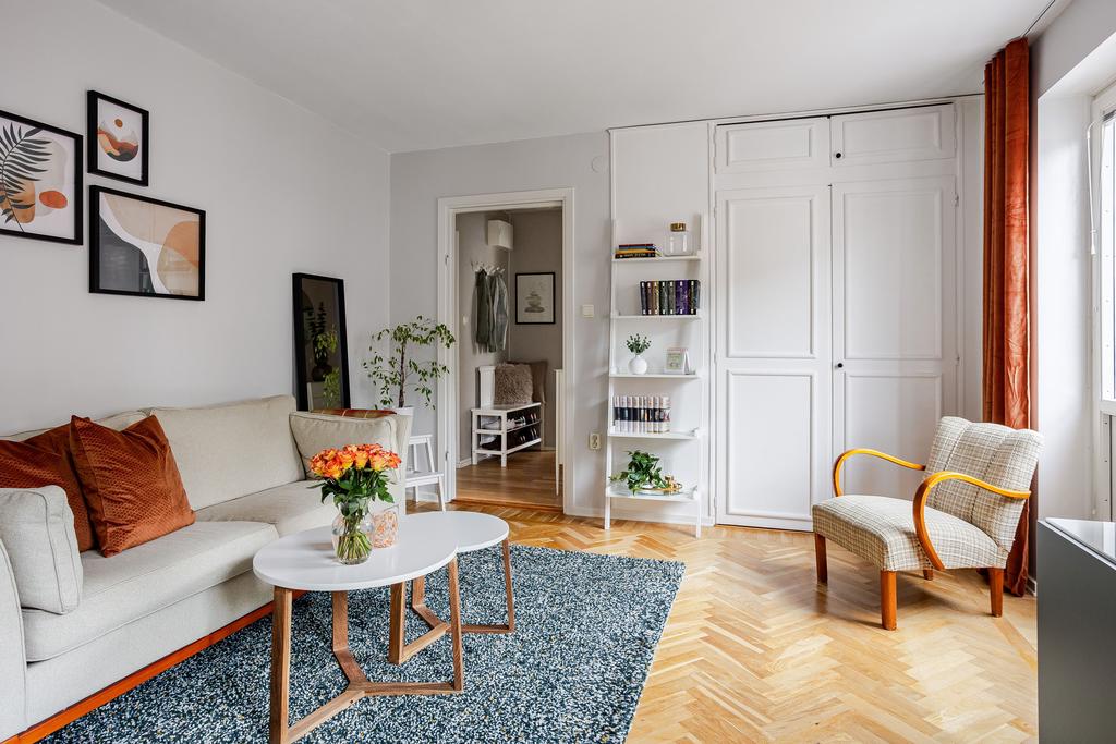 Ljust vardagsrum med plats för soffa och andra möbler