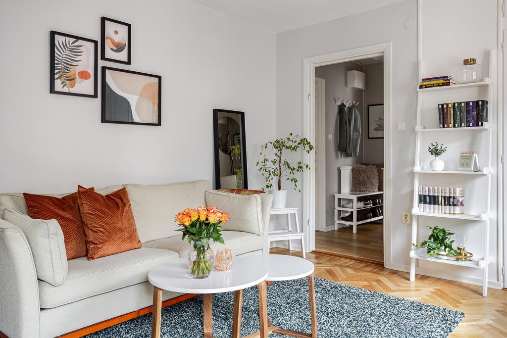 Vardagsrummet är inrett med fina, neutrala färger