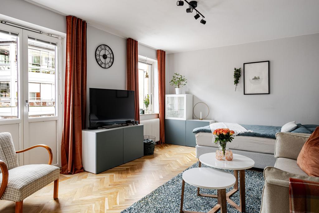 Vardagsrummet är ljust och luftigt, med bekväma möbler och en varm, välkomnande atmosfär