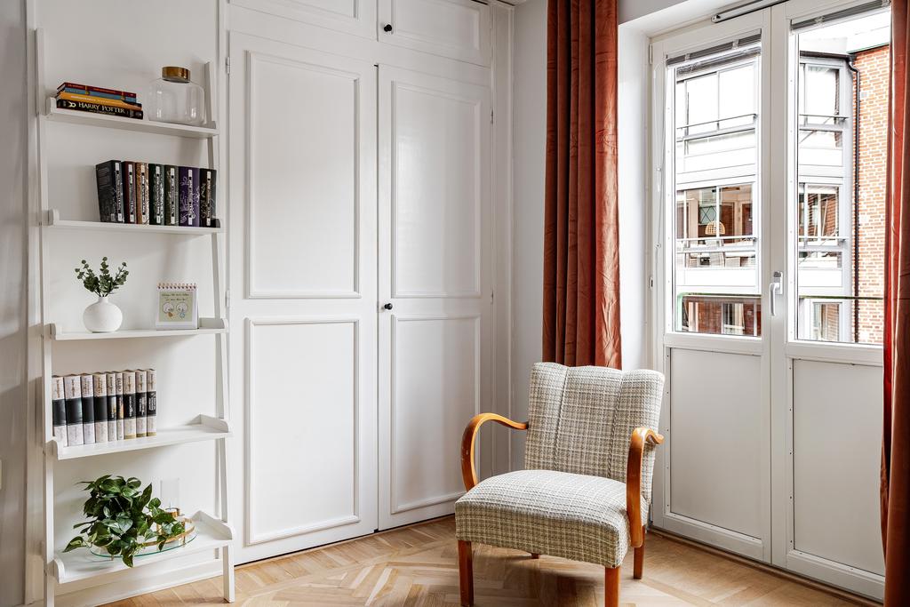 Hörnyta med bokhylla och fönsterplats samt tillgång till fransk balkong