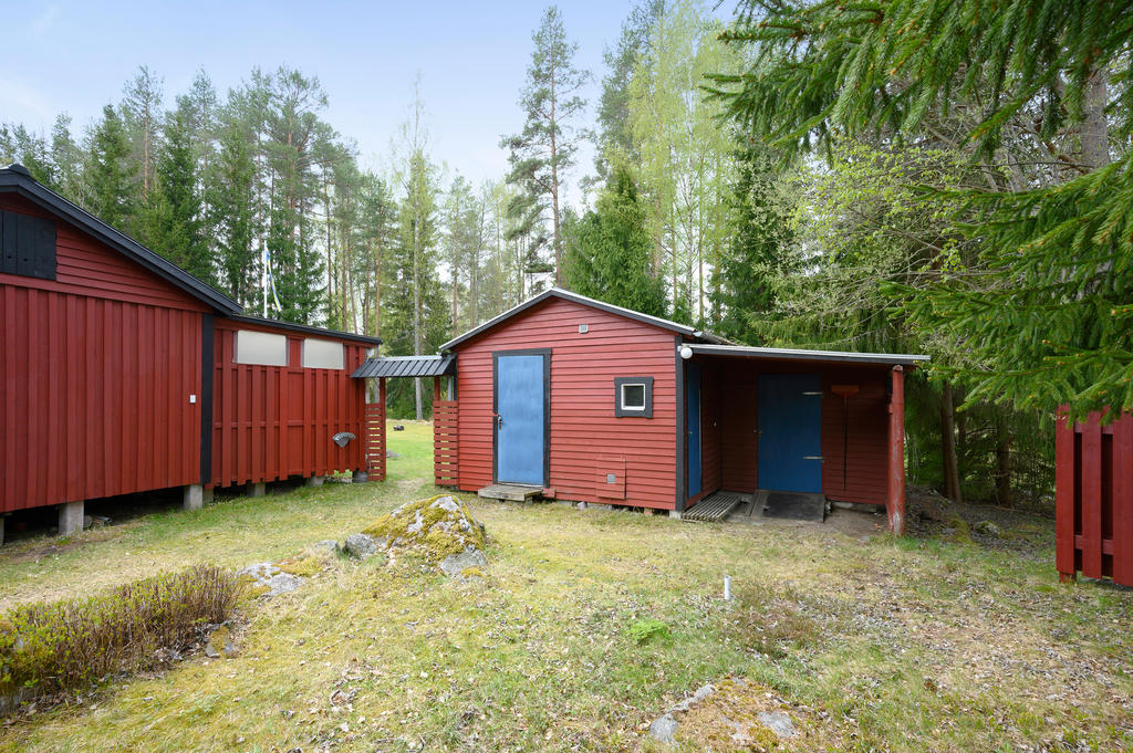 Ingång till snickarverkstad, dusch och tvätt