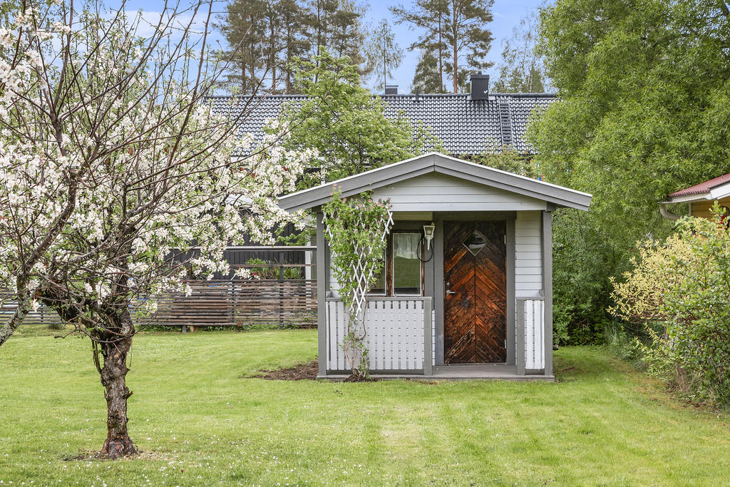 Lekstuga på tomten