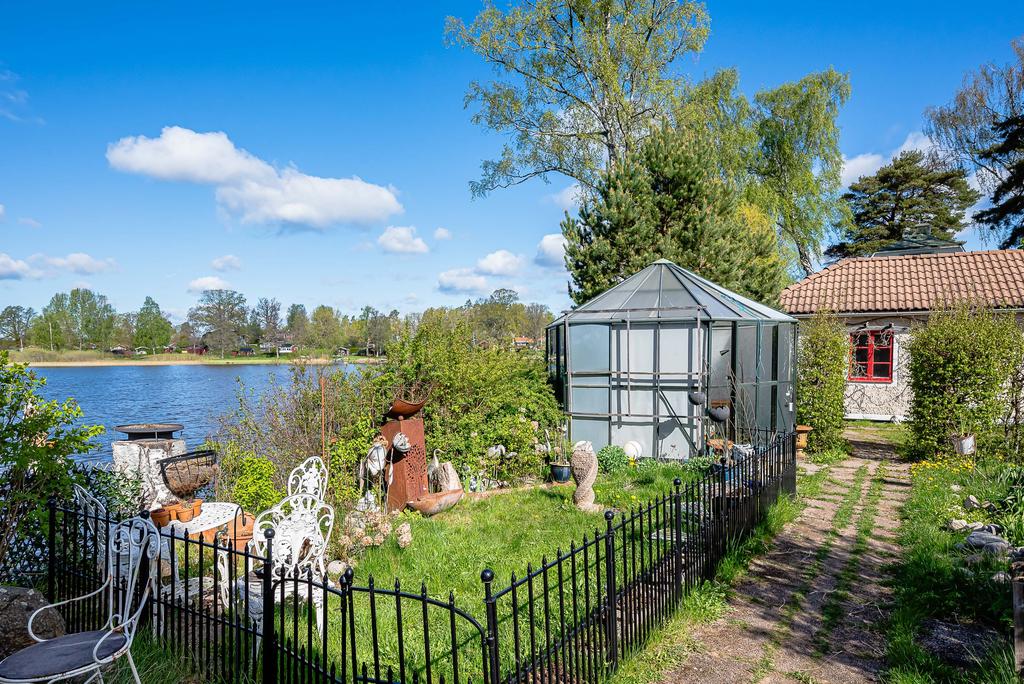Gången mot gästhuset