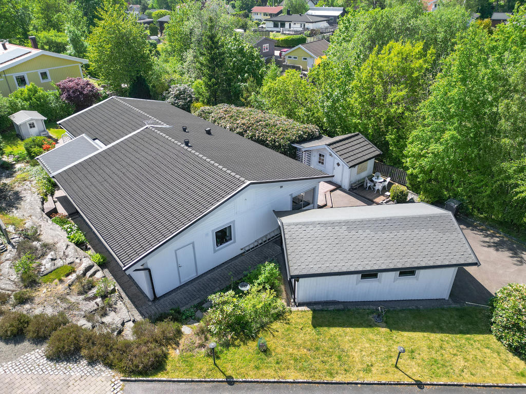 Fastigheten inkluderar 2 inglasade uterum, garage + förråd, pergola, friggebod samt lekstuga. 