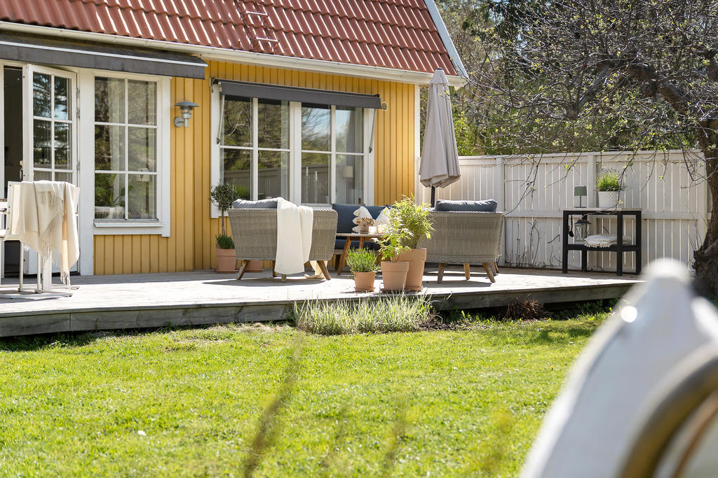 Trädäckad altan med insynsskydd