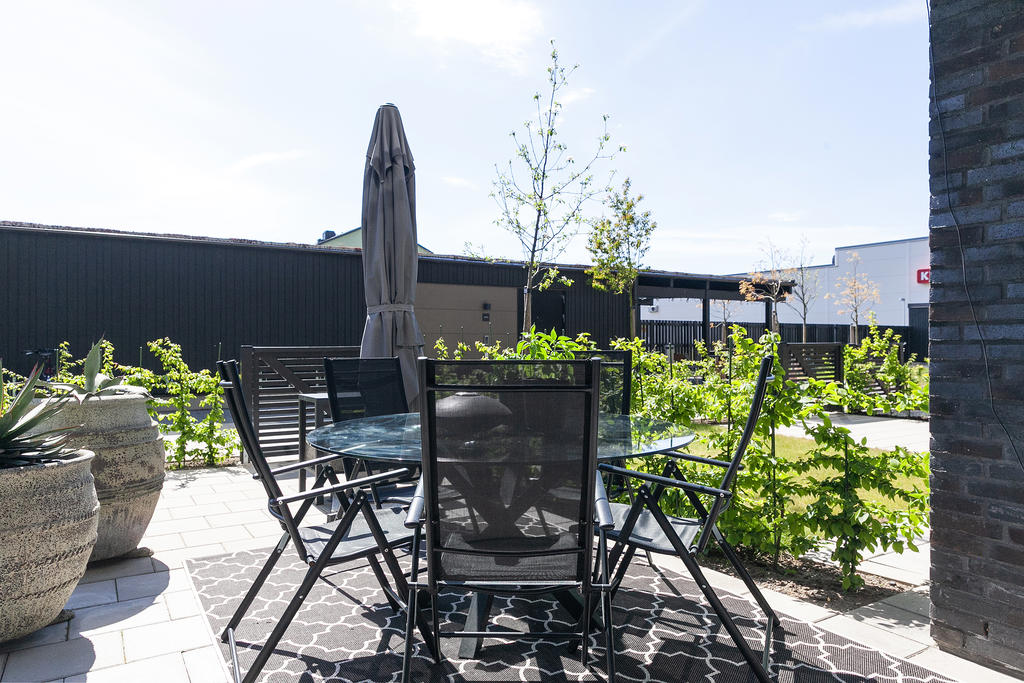 Underbar uteplats med möjlighet till egen grill och mysiga sommarkvällar