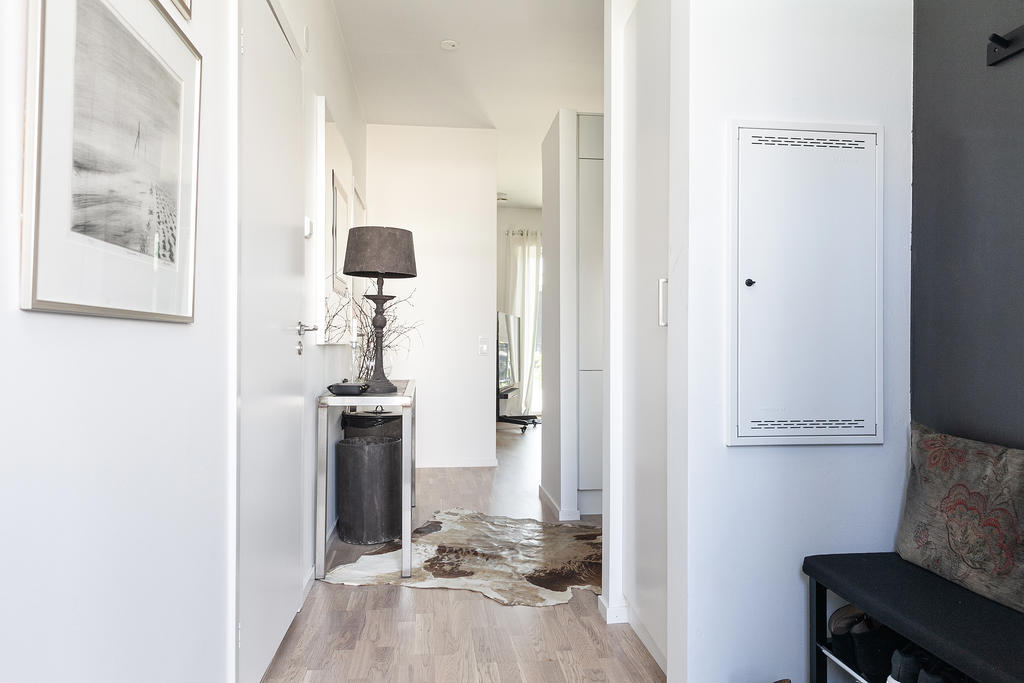 Ljus hallentré med plats för ytteplagg mm