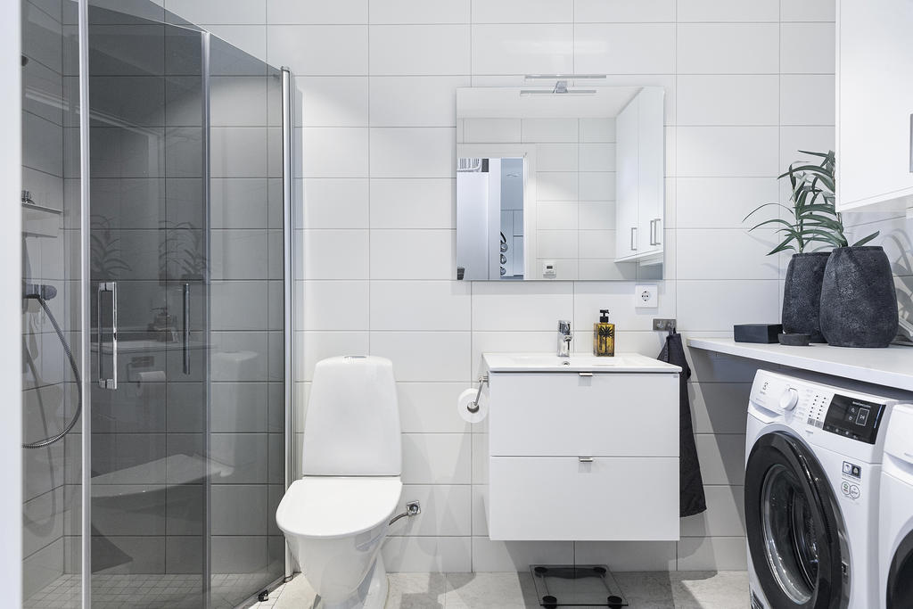 Ljust och fräscht badrum med ljusinsläpp/fönster, golvvärme för lite lyxig känsla i vardagen