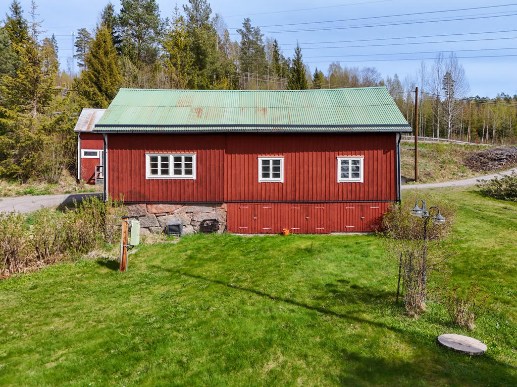 Uthusbyggnad med inrett gästrum och gott om plats för förvaring