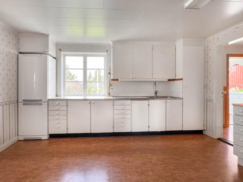 Ljust kök med plats för matbord