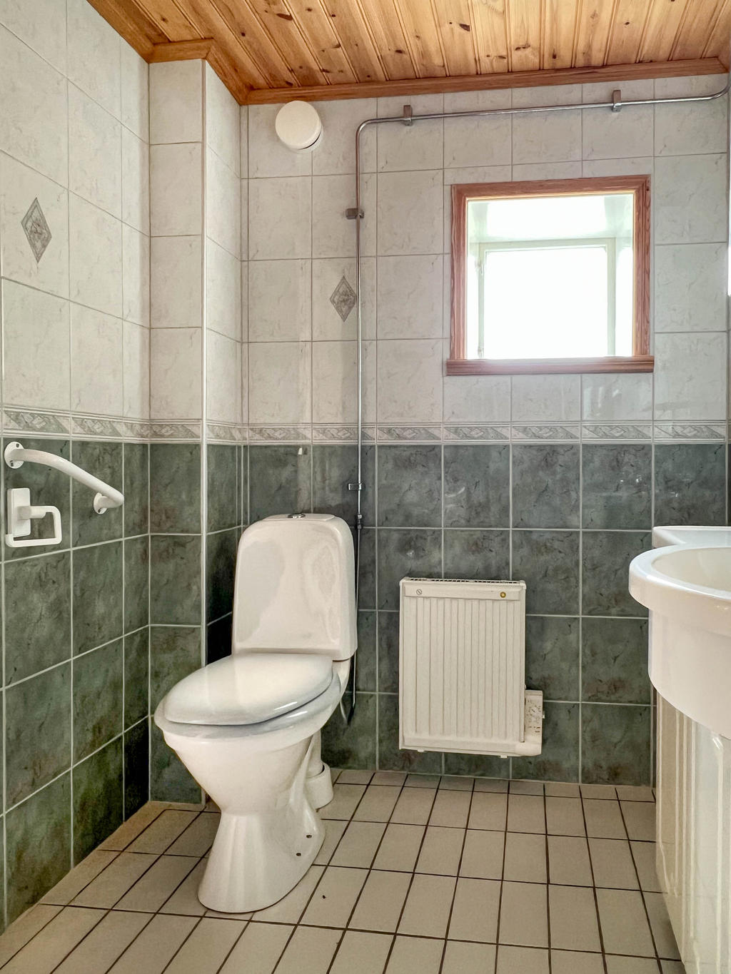 I duschrummet finns wc, handfat, handdukstork, dusch och tvättmaskin