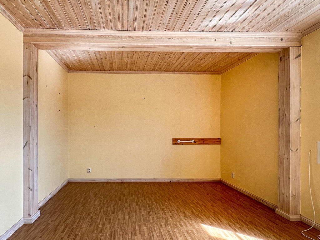 Sovrum med plats för dubbelsäng