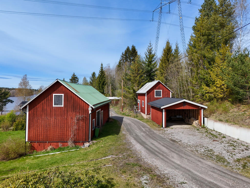 Uthusbyggnad, carport och förråd/vedbod