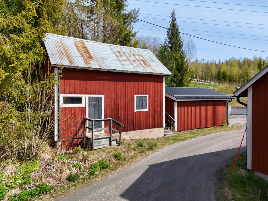Förråd/vedbod och carport