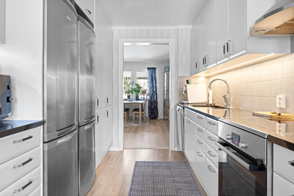 Ljust kök med plats för matbord