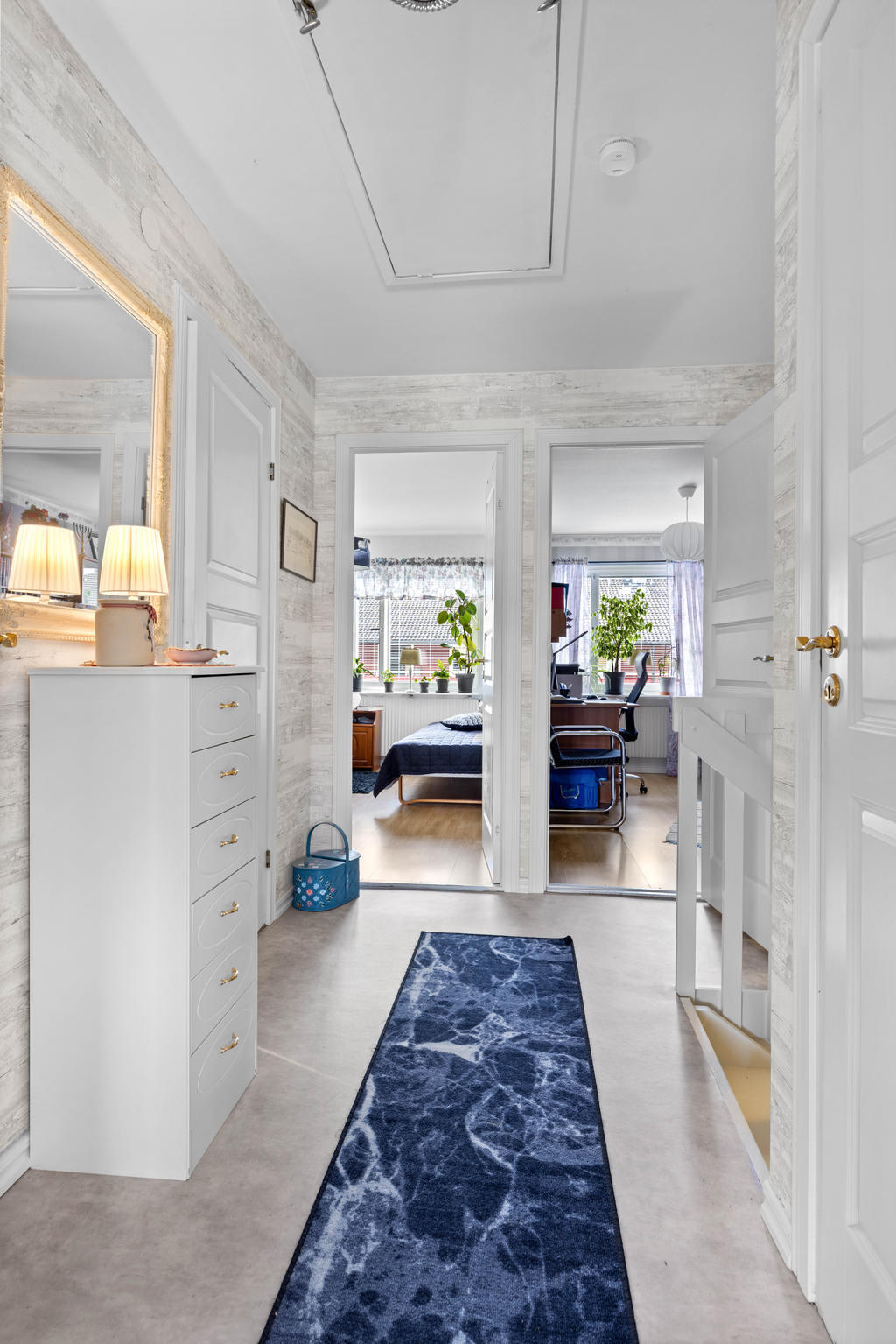 ÖV: Hall med klädkammare