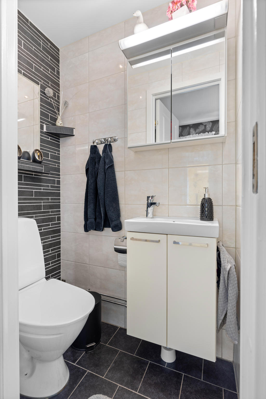 I anslutning till hallen finns ebn toalett med wc och handfat