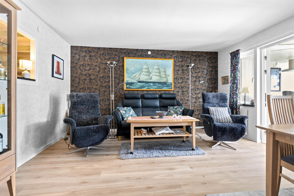 Plats för både soff- och matgrupp i vardagsrummet