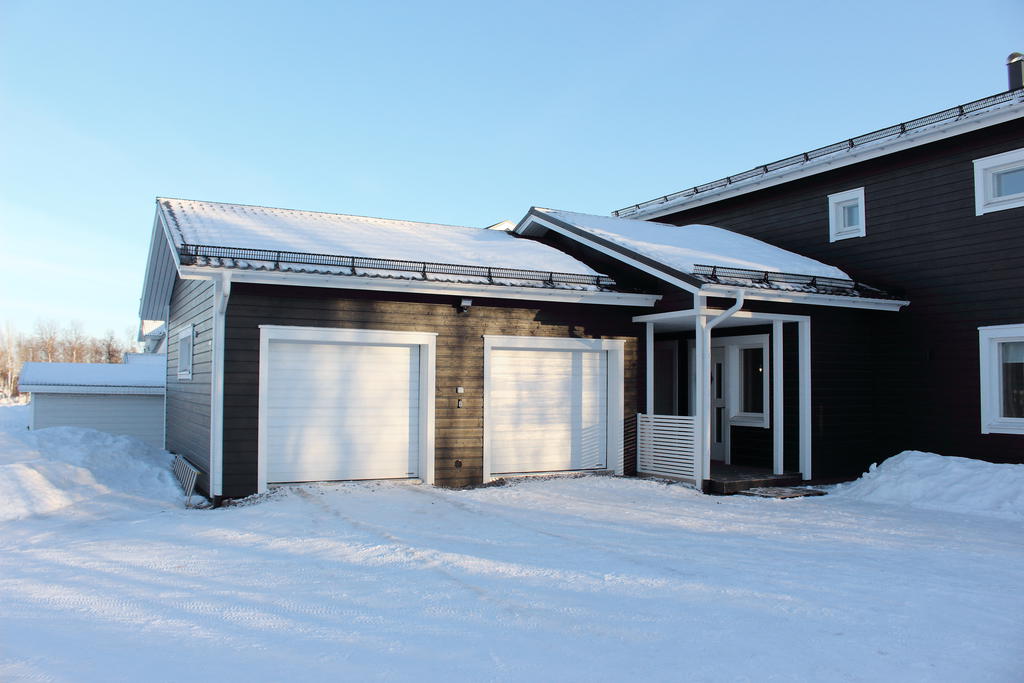 Dubbelgarage med motordrivna portar. Varmgarage. 