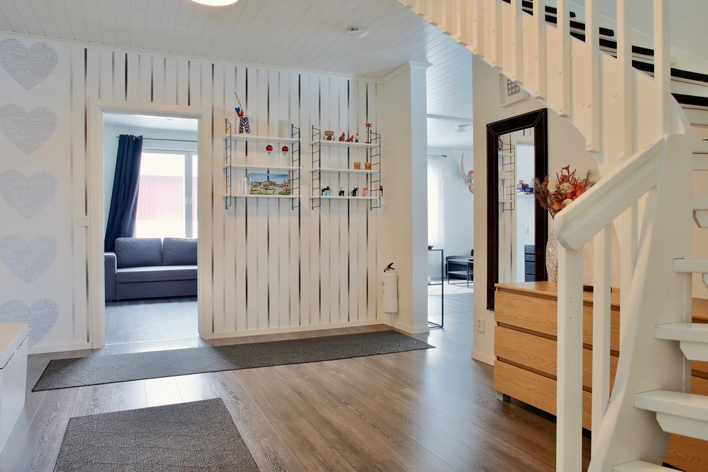 Möblerbar halldel, trappa till övervåningen direkt till höger