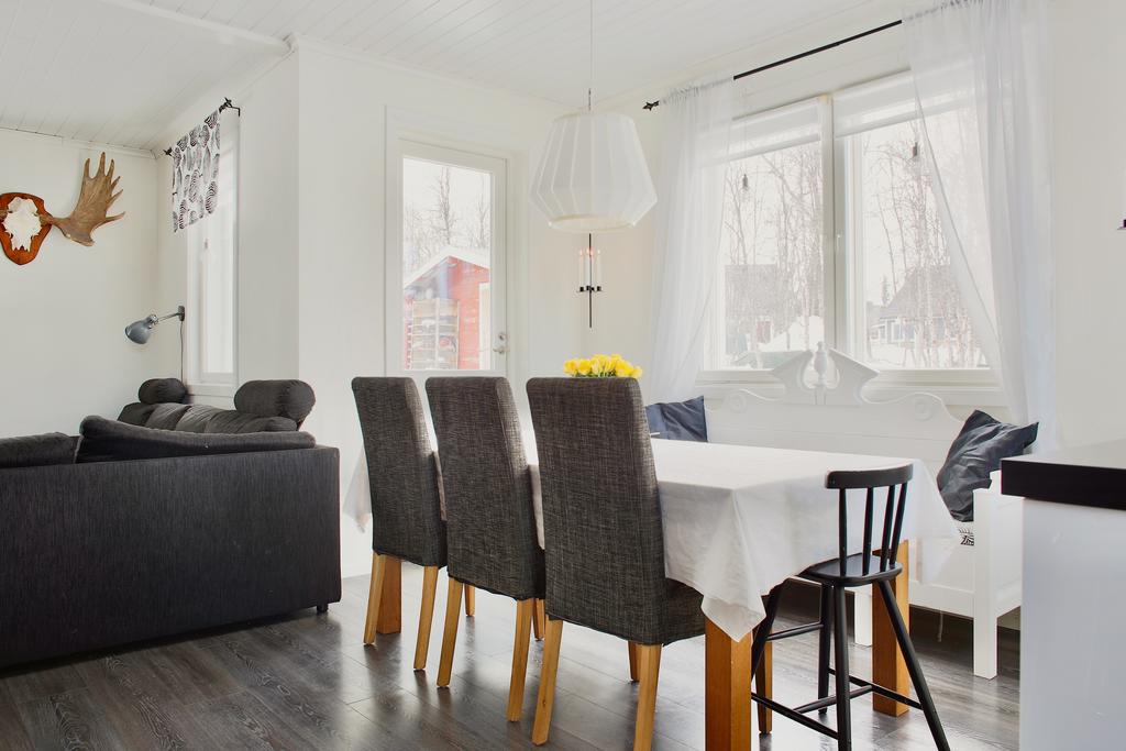 Plats för matbord i burspråket i köket 