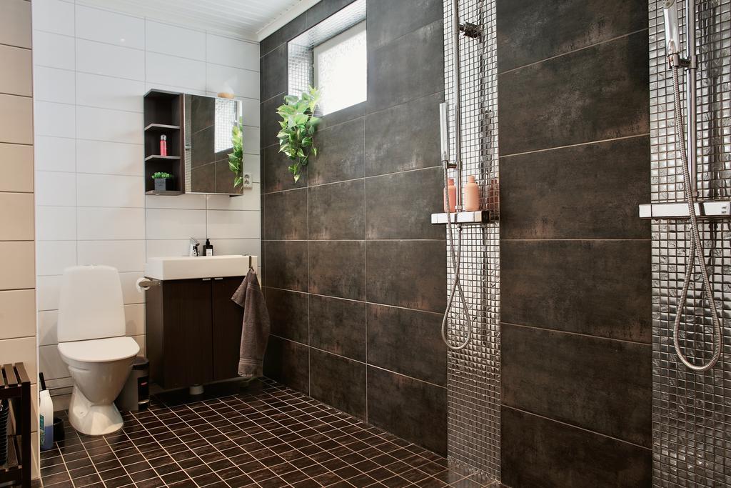 Badrum med kakel, klinker och mosaikkakel 