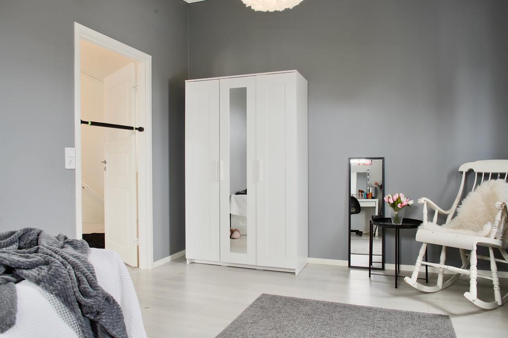 Sovrum 3 med en garderob till förvaring