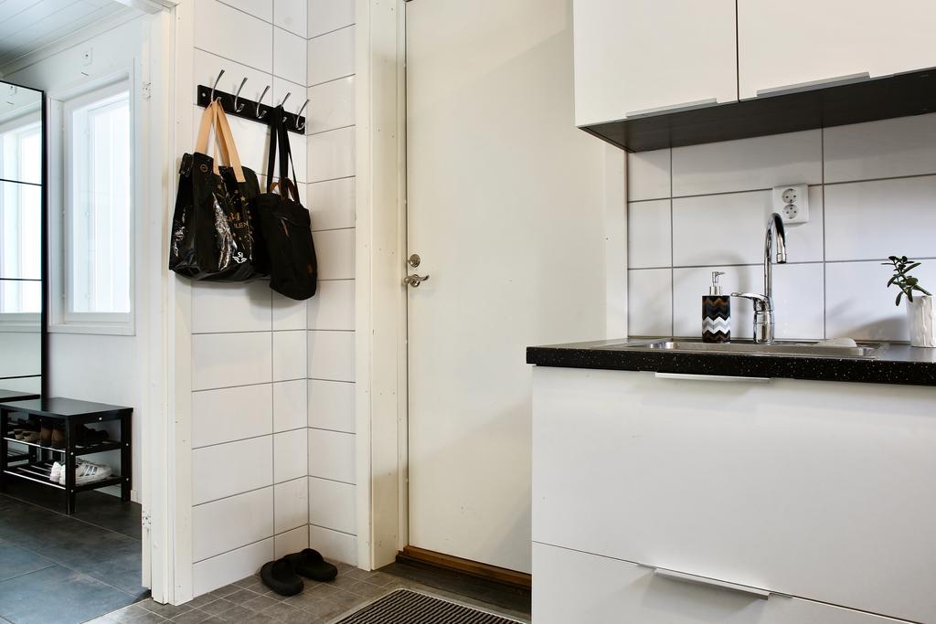Groventré i tvättavdelningen, spolbrunn i golvet för att kunna spola av smutsiga kläder, skor eller tassar